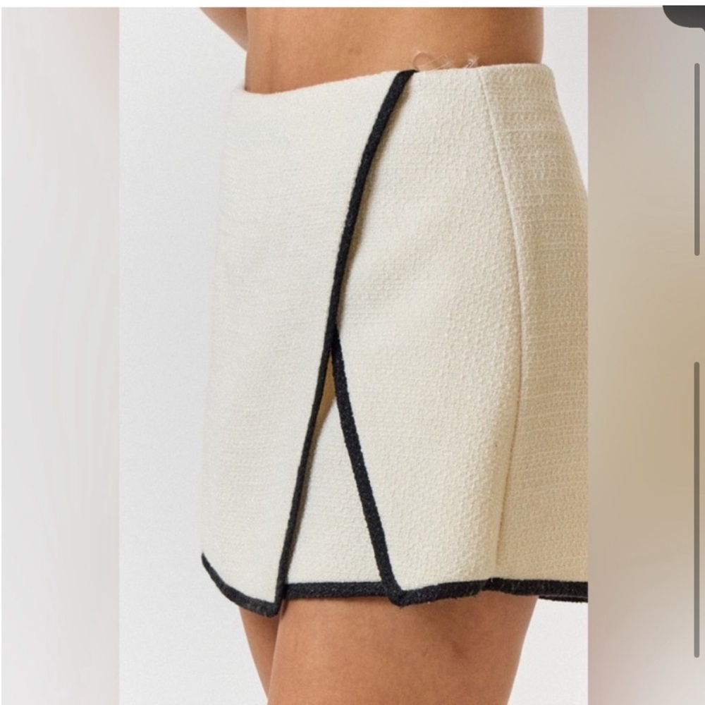 #157” Chic Cream tweed skorts  with Black Trim
